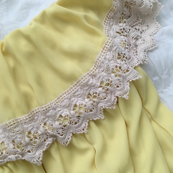 Dresses & Skirts - Strapless yellow maxi